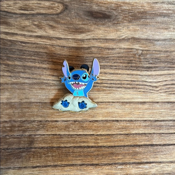 Disney Stitch Blue and Gold Pin - Picture 1 of 2